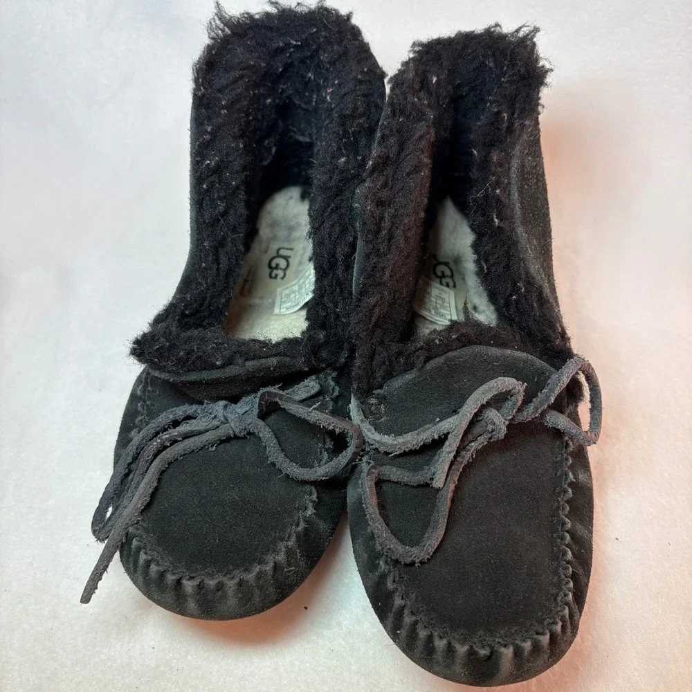 UGG Kids Dakota Suede Moccasin Slippers Black Sheepskin Lining 1118982K Size 2